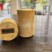 heller Kerzenständer aus Sandstein